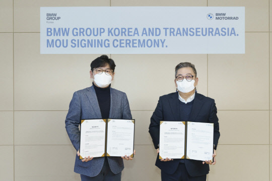 이상훈(왼쪽) BMW 모토라드 총괄이사와 나호주(오른쪽) 트랜스유라시아 상임위원장이 기념촬영을 하고 있다. <BMW 코리아 제공>